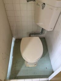 元々ユニットバスだったモノを 板の壁で仕切られたトイレです 教えて 住まいの先生 Yahoo 不動産