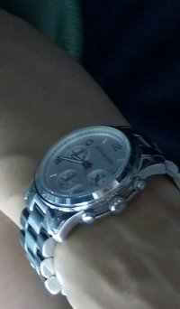 この腕時計のブランド分かりませんか？
ある人のブログで見つけた画像で、ブランド名がボケていてわかりません。
分かる方、宜しくお願いいたします。 