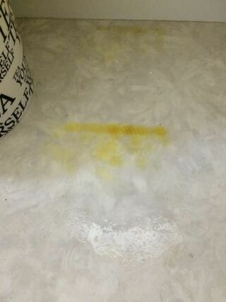 洗面所下の床がこんな感じで黄ばんでしまいました 黄 Yahoo 知恵袋