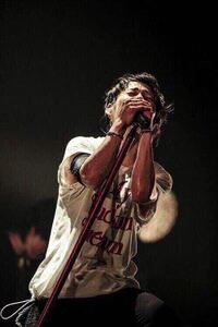 Uverworldのtakuya が着ているマイファッキンみたいに下に紐 Yahoo 知恵袋