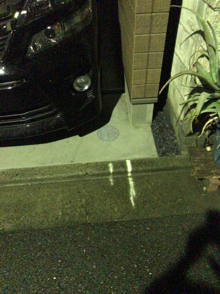 家の前の道路に突然スプレーで印がついていました。これはどんな意味が 