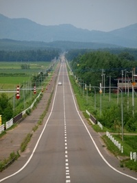 なんで北海道の道路はこんな感じの道路が多いねん これは Yahoo 知恵袋