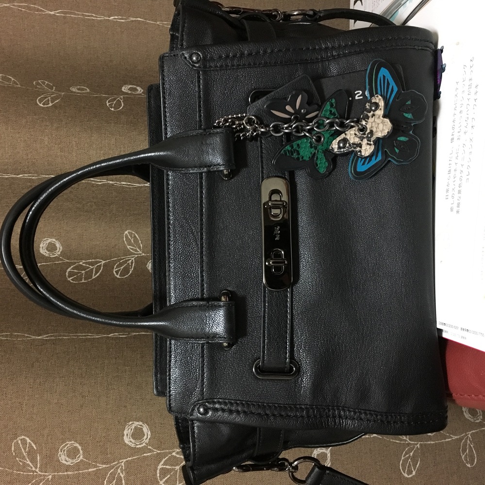 バッグチャームつけすぎ？coachのバッグにcoachのチャー