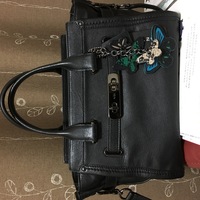 バッグチャームつけすぎ Coachのバッグにcoachのチャー Yahoo 知恵袋