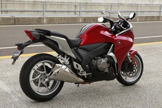 なぜホンダはｒｃ２１３ｖの量産型を出さないのですか ホンダはmotogp Yahoo 知恵袋