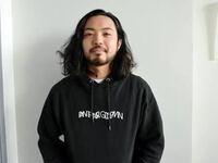 ラッパーのr指定がよく着ている黒のパーカーはどこのブランドでしょうか 教えて Yahoo 知恵袋