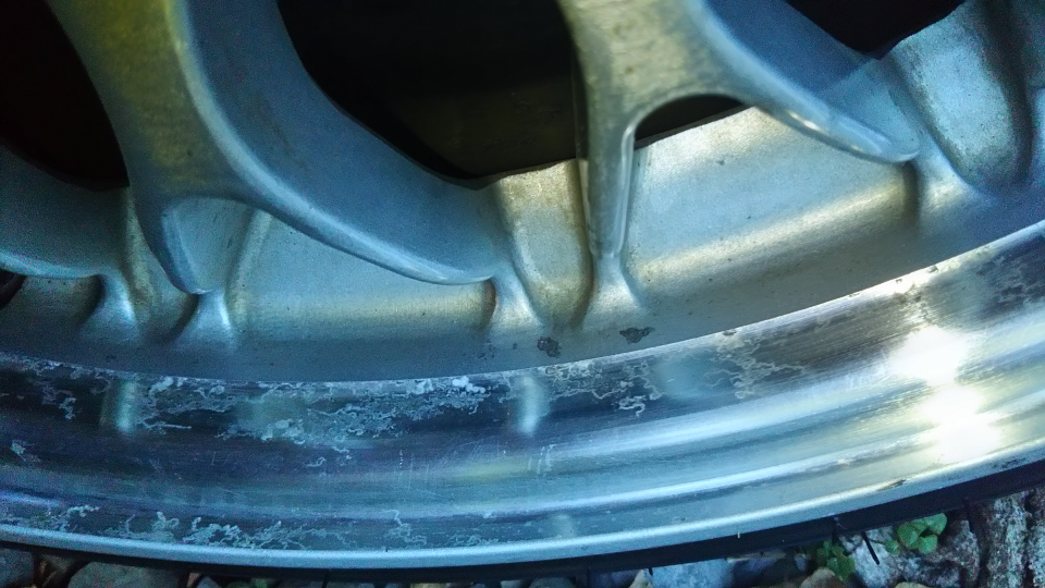 車のクロームメッキホイールの白サビを落とすいい道具を教えて下さい 