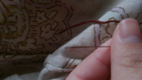 刺繍糸を､普通の裁縫で使うような針に通したいのですが､どうしても通りません。 糸通しを使ったのですが、壊れてしまいました。
何か方法はありませんか？
糸の太さと針穴の大きさを写真でのせときます。
