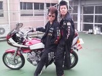 中年ライダーに質問です バイクに乗ってて信号待ちとかでヤンキー Yahoo 知恵袋