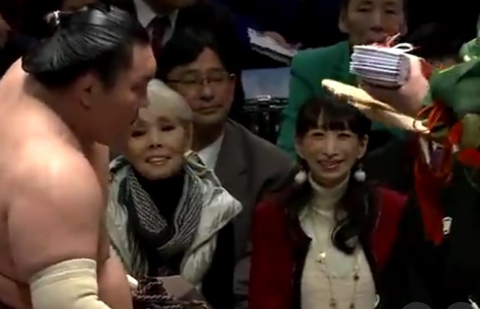 相撲を見にきている研ナオコの右にいるのは芸能人でしょうか 研とよくしゃべ Yahoo 知恵袋