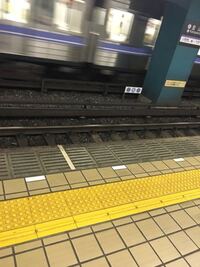 名古屋市営地下鉄の金山駅 しかも名港線のホームの所だけバラスト Yahoo 知恵袋