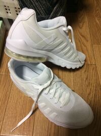 今日nikeのairのこの靴を買ったのですが白い靴は初めてで 汚れ防止法 Yahoo 知恵袋