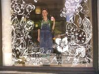 ショーウィンドウに描くための画材について質問です 今度お店のショー Yahoo 知恵袋