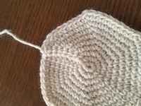 かぎ編みで円形のものを編むと 引き抜き編みをした立ち上がりの目の部分が浮 Yahoo 知恵袋