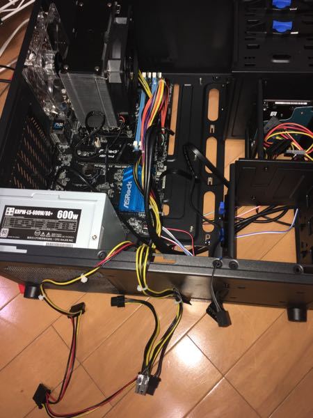 初の自作pcで、電源はつくのに、ディスプレイには信号なしと出てしまい