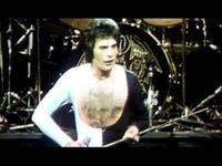 Queenのフレディ マーキュリーの衣装についてです 彼 Yahoo 知恵袋