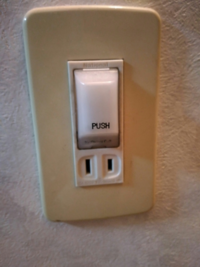 ダイソーのタップテーブル コンセント増やすやつ を買いました 四つ口 Ps Yahoo 知恵袋