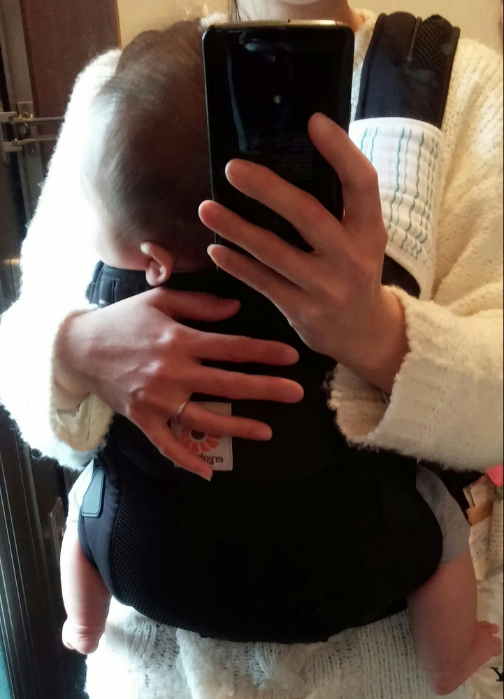 エルゴの足の開きが気になります 生後４ヶ月の赤ちゃんです 抱っこ紐 Yahoo 知恵袋