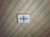 麻雀に詳しい方に質問です この画像の牌は なんですか 中にちっちゃなダイ Yahoo 知恵袋