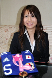 女子サッカーの鮫島彩は誰と結婚したのですか 教えてください 鮫島彩は Yahoo 知恵袋