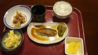 食器の置き方について教えてください 半月状のお皿を置くときの向 Yahoo 知恵袋