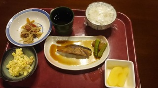 食器の置き方について教えてください 半月状のお皿を置くときの向 Yahoo 知恵袋
