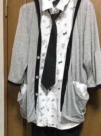 この服ダサいですよね 中のシャツとカーディガンがくっつい Yahoo 知恵袋