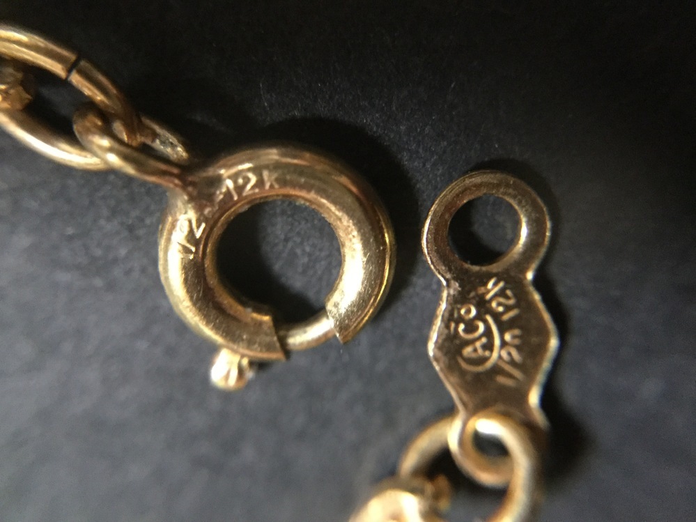 金属の刻印ネックレスの留め具に写真のように「12K」と 金属の刻印ネックレスの留め具に写真のように「12K」と