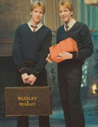 ハリーポッターのフレッドとジョージについてなんですが この写真 どっちが Yahoo 知恵袋