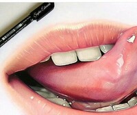 絵の唾液部分等の白い部分ではなく、透明感のあるグロスっぽいツヤは、ペンですか？何を使って、どうやったら透明な唾液のように見えるのでしょうか？唇は色鉛筆っぽいです。 