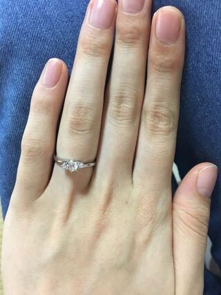 婚約指輪頂きました 何カラットくらいにみえますか 手も大きいですし Yahoo 知恵袋