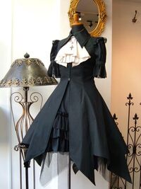 この軍服ワンピースって どこに売ってますか サイト駆け回 Yahoo 知恵袋