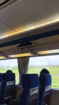 近鉄特急の座席番号が書かれた棚にライトが付いていて点灯している色が青と緑 Yahoo 知恵袋