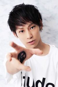 この時のuverworldのtakuya さんが着用している服はどこのブランドのふく Yahoo 知恵袋