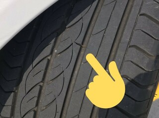 車のタイヤに亀裂タイヤを点検しているとトレッド面に亀裂を発見いたしました Yahoo 知恵袋