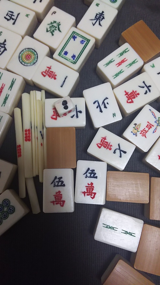 麻雀牌の材質が知りたいです。古い牌のようですが、どれくらい前の