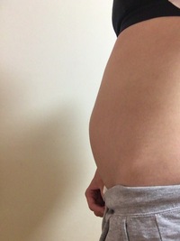 一ヶ月半くらい前からお腹が写真のように膨らみ始めました 妊婦さ Yahoo 知恵袋
