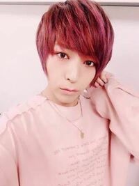 蒼井翔太さんのこのピンクのトップスは どこの服ですか Yahoo 知恵袋