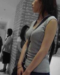 女性のバッグ斜めがけについての質問です ヒモが胸と胸の間を通るとき 夏 Yahoo 知恵袋