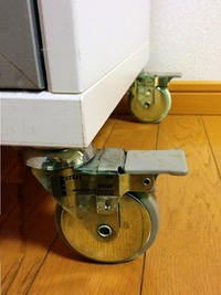 イケアでrickardという椅子を買いました 組み立てたのですが 脚のキ Yahoo 知恵袋