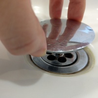Toto洗面台の栓の外し方がわかりません 上のふた部分を持ちあげて回すと 右と左 教えて 住まいの先生 Yahoo 不動産