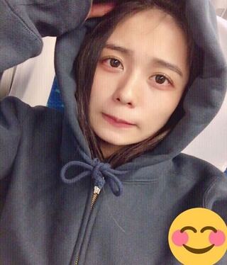 足立佳奈さんの写真はだいたい縦線が沢山入っているのですがこのよ Yahoo 知恵袋