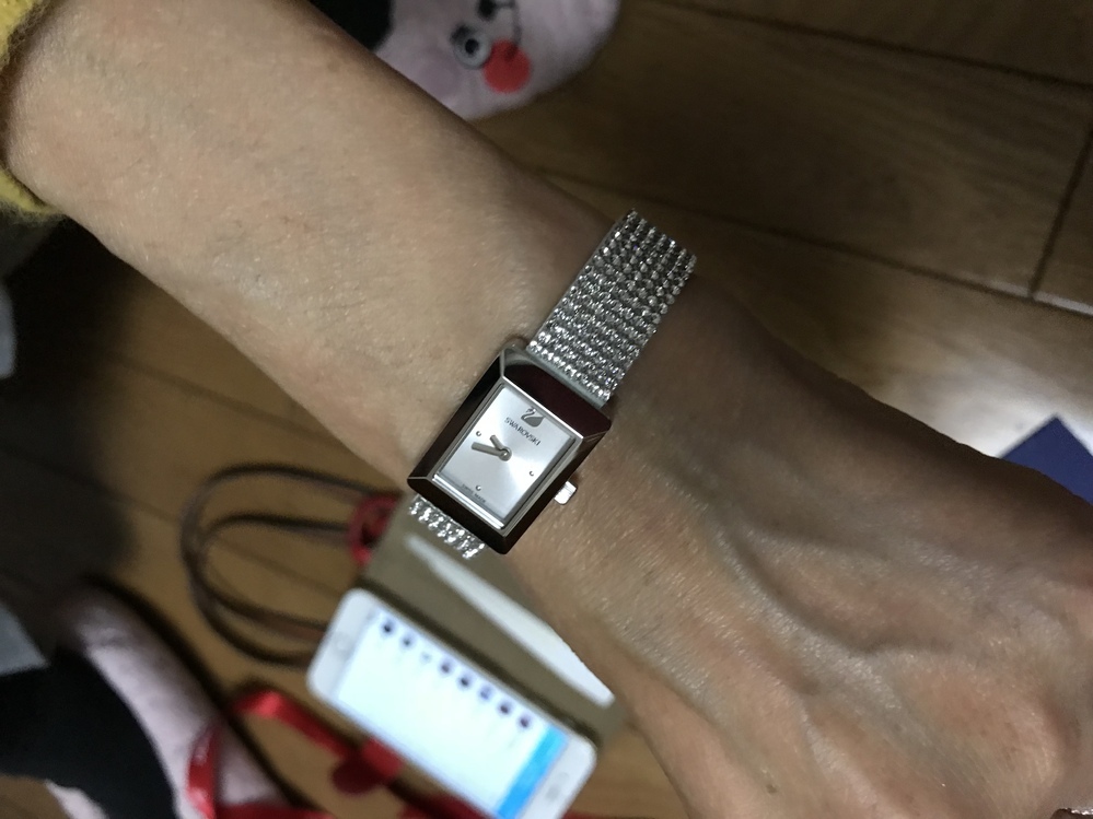 スワロフスキー、腕時計のはずし方、至急おしえてください - 表