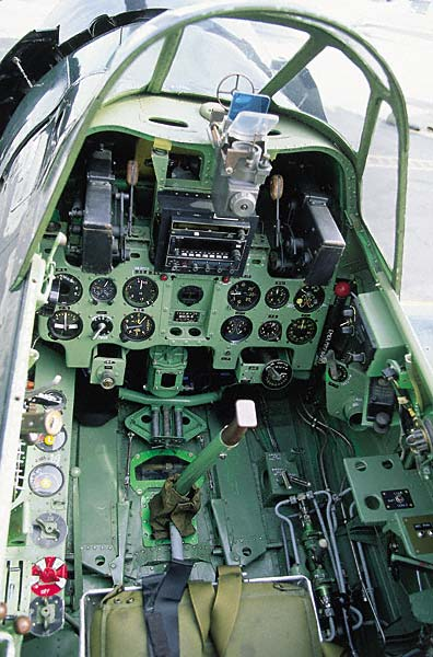 日本海軍の零戦は操縦桿ではなくコックピットの横に機関砲のレバー