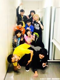 この真ん中のピンク色の服きた女性声優は誰ですか 佐倉綾音 Yahoo 知恵袋