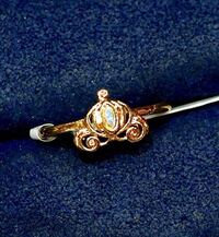 東京ディズニーランドのシンデレラ城1階にあるガラスの靴というお Yahoo 知恵袋