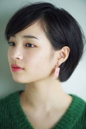 ショートヘアの際の結婚式の髪型について質問です 来月友人の結婚式があり Yahoo 知恵袋