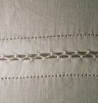 縫い方の名前と方法が知りたいです 既製品で 布と布の間に布とは違う糸でジ Yahoo 知恵袋