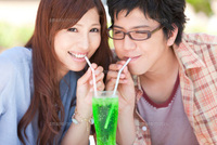 カップルが1つの飲み物をストローを使って二人で飲む飲み方を何というので Yahoo 知恵袋