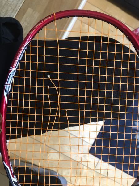 ガットが切れてます この前、ゼビオでバドミントンのガットを張ってもらったのですが、6日